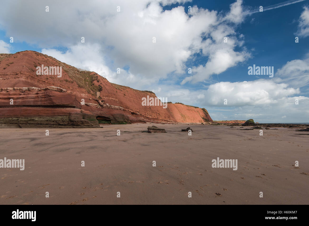 Les falaises rocheuses rouge sur Exmouth plage à marée basse. Littoral du patrimoine du Jurassique en Grande-Bretagne. Banque D'Images