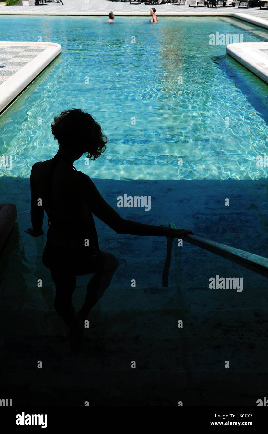 La piscine thermale extérieure du Fonteverde Natural Spa Resort à San Casciano dei Bagni, dans la province de Sienne, Italie Banque D'Images