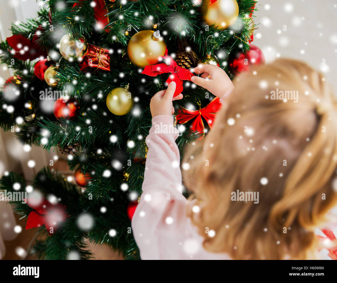Close up of child decorating Christmas Tree Banque D'Images