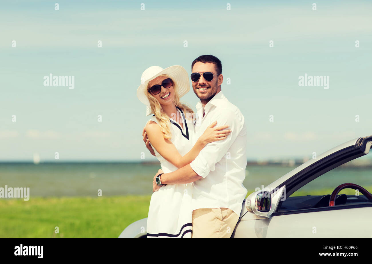 Happy man and woman hugging près de location en mer Banque D'Images