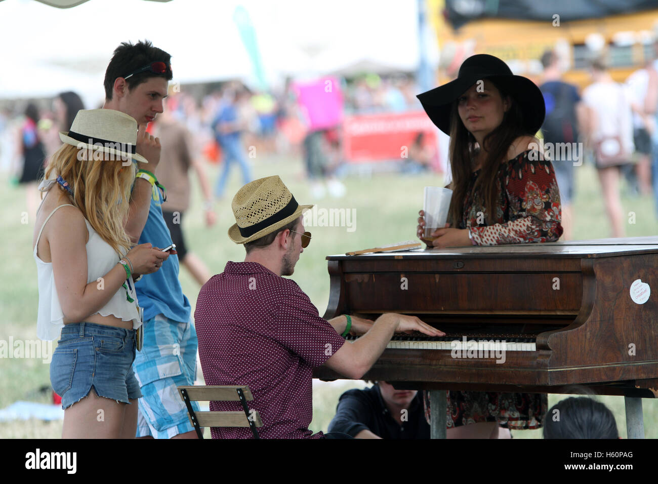 Les visiteurs de l'Pohoda music festival de jouer du piano et profiter de leur temps, Trencin, Slovaquie, 8 juillet 2016. Banque D'Images