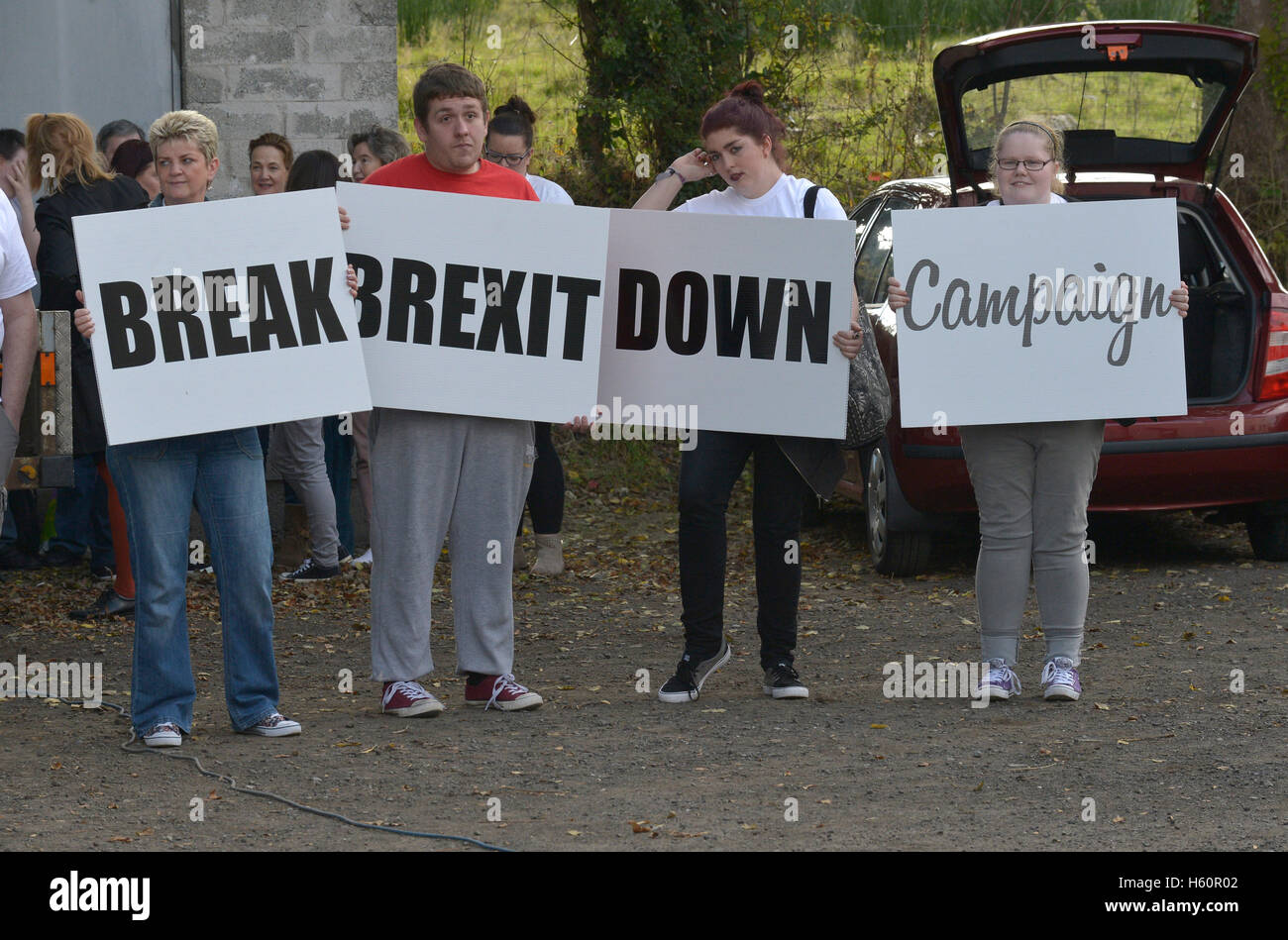 Les manifestants anti-Brexit assister à une démonstration sur l'Londonderry - Donegal frontière à Bridgend, comté de Donegal Banque D'Images