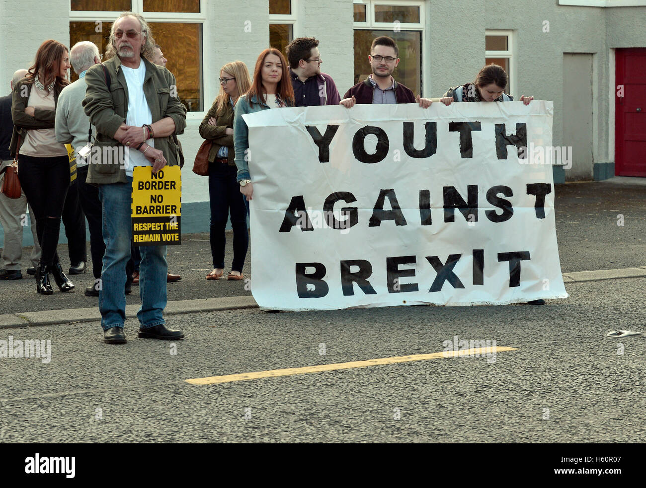 Les manifestants anti-Brexit assister à une démonstration sur l'Londonderry - Donegal frontière à Bridgend, comté de Donegal. Banque D'Images