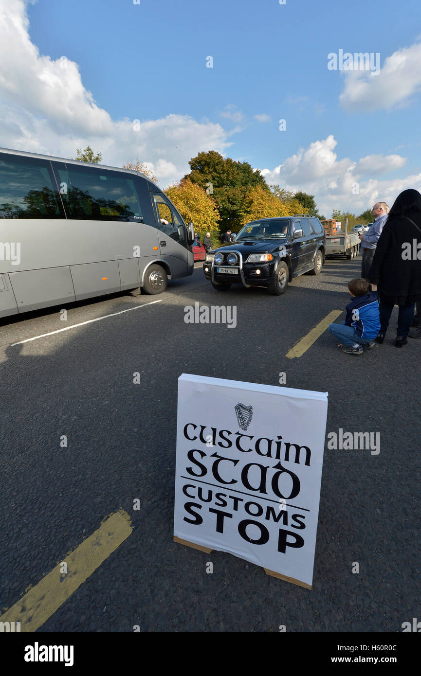 Contrôle douanier irlandais signe à un Brexit démonstration sur l'Londonderry - Donegal frontière à Bridgend, comté de Donegal. Banque D'Images