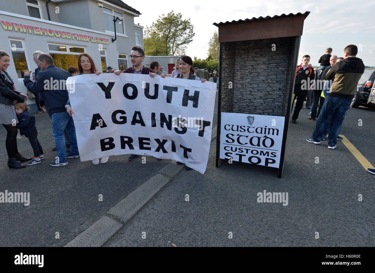 Les manifestants anti-Brexit assister à une démonstration sur l'Londonderry - Donegal frontière à Bridgend, comté de Donegal. Banque D'Images