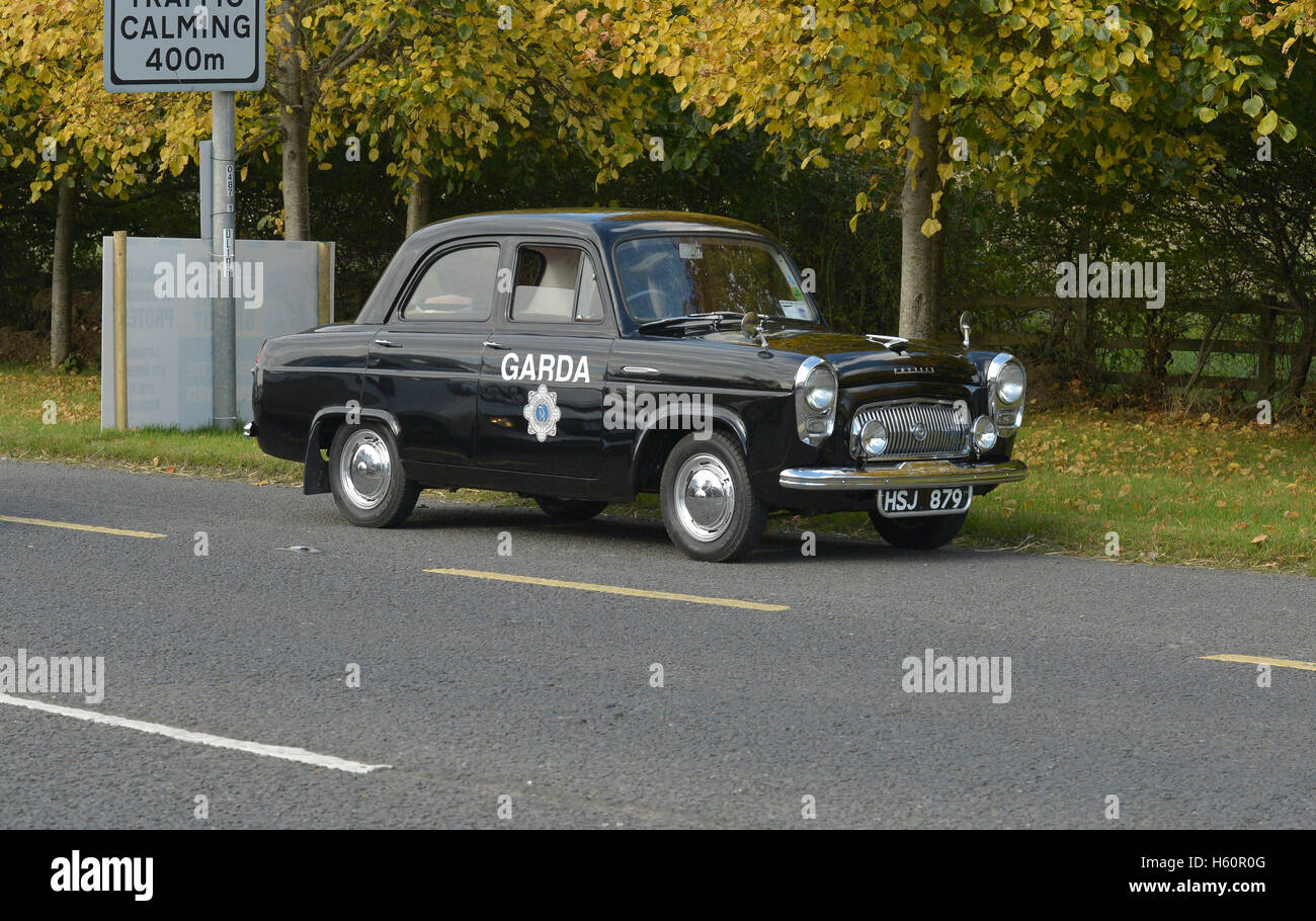 Ford Prefect 100e 1953-1959, 4 portes, noir avec la police irlandaise (Garda) logo sur la porte du conducteur. Banque D'Images