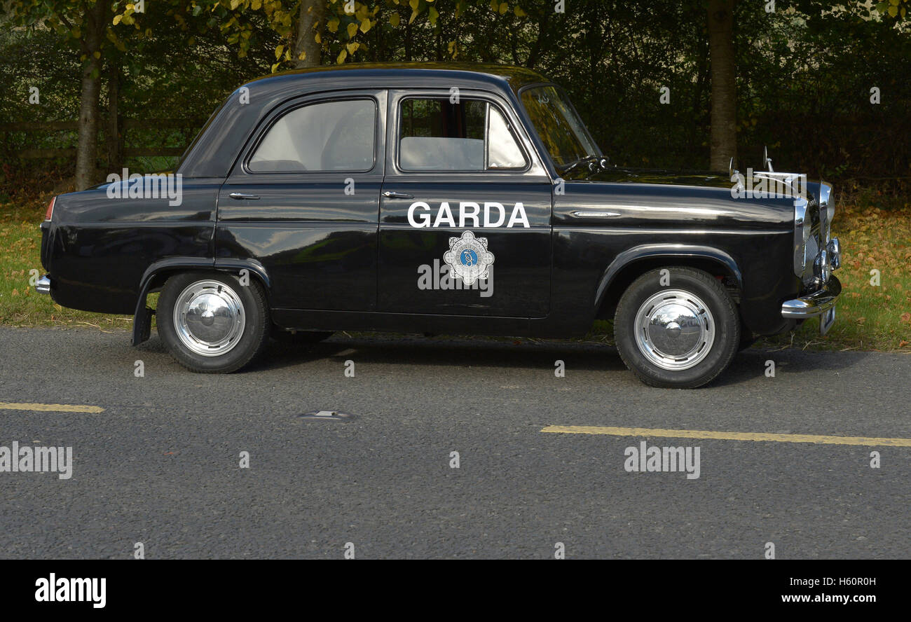 Ford Prefect 100e 1953-1959, 4 portes, noir avec la police irlandaise (Garda) logo sur la porte du conducteur. Banque D'Images