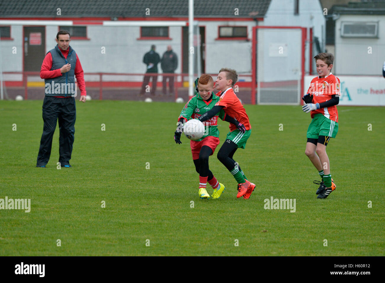 Enfants jouant GAA Gaelic Athletic Association de football Celtic Park, Derry. Banque D'Images