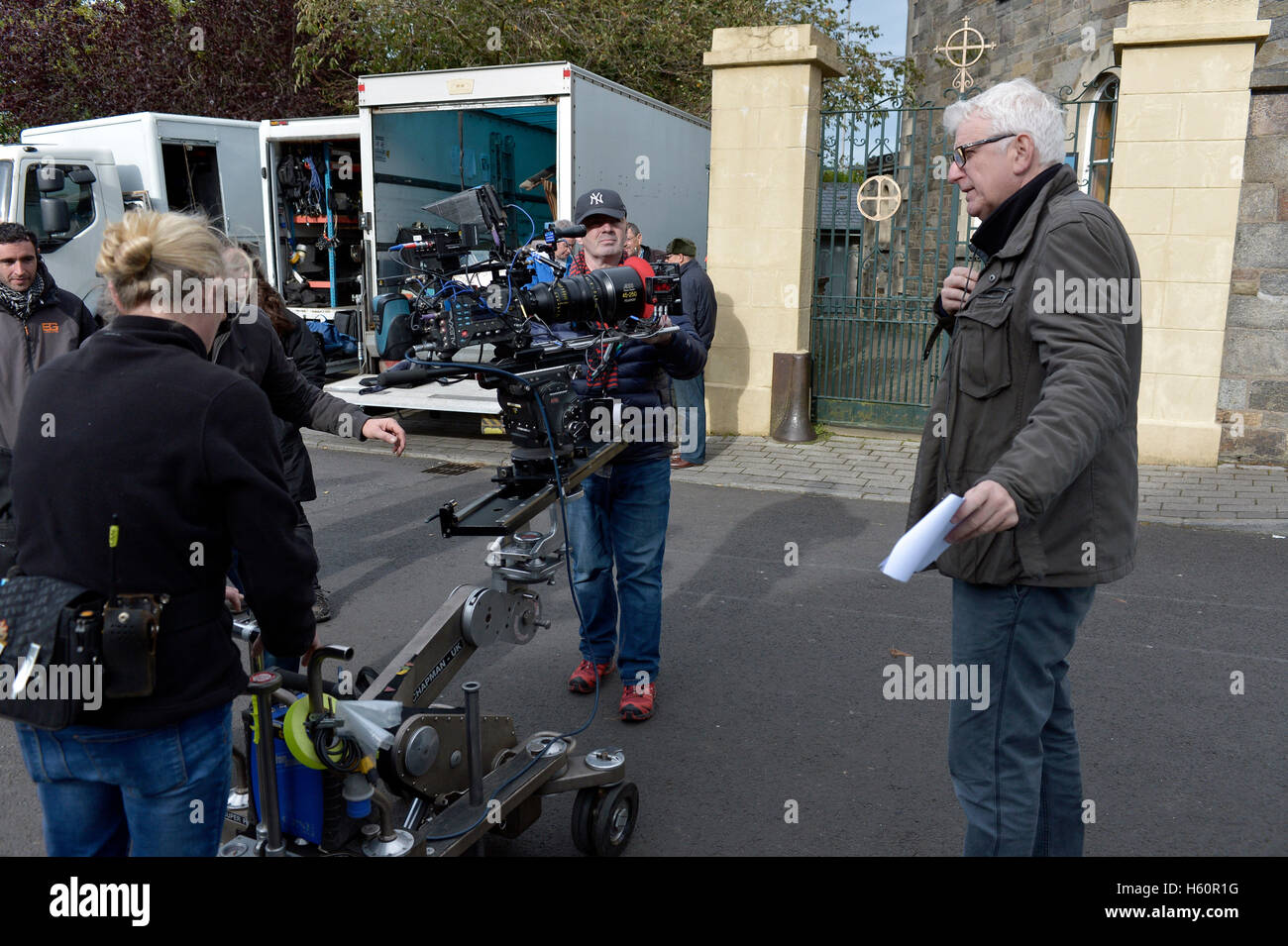 Réalisateur et producteur de cinéma irlandais Tom Collins sur le plateau de la Pénitence à Londonderry. Banque D'Images