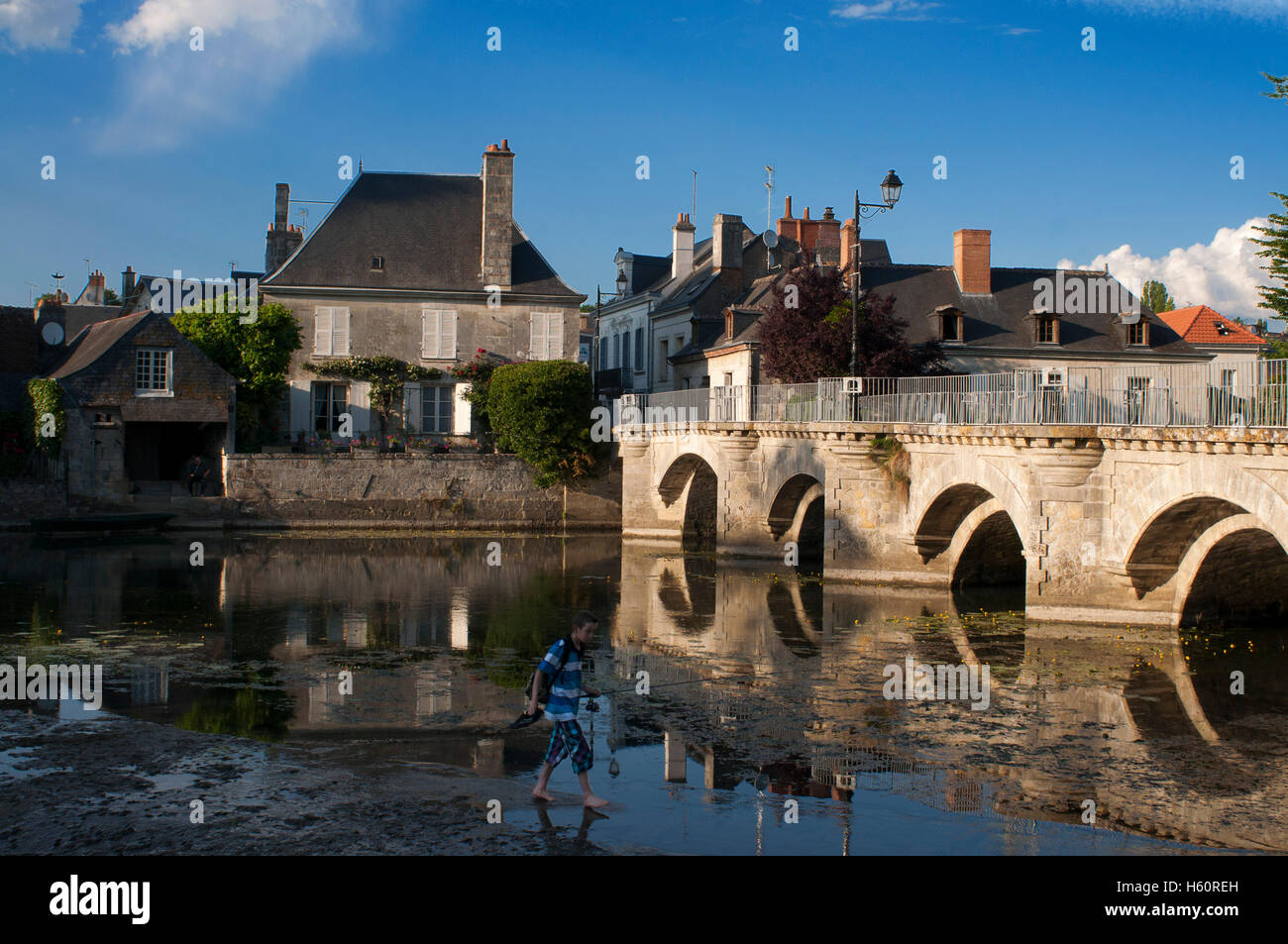 Le joli village calme d'Azay le Rideau par la rivière Indre, Loire, France. Banque D'Images