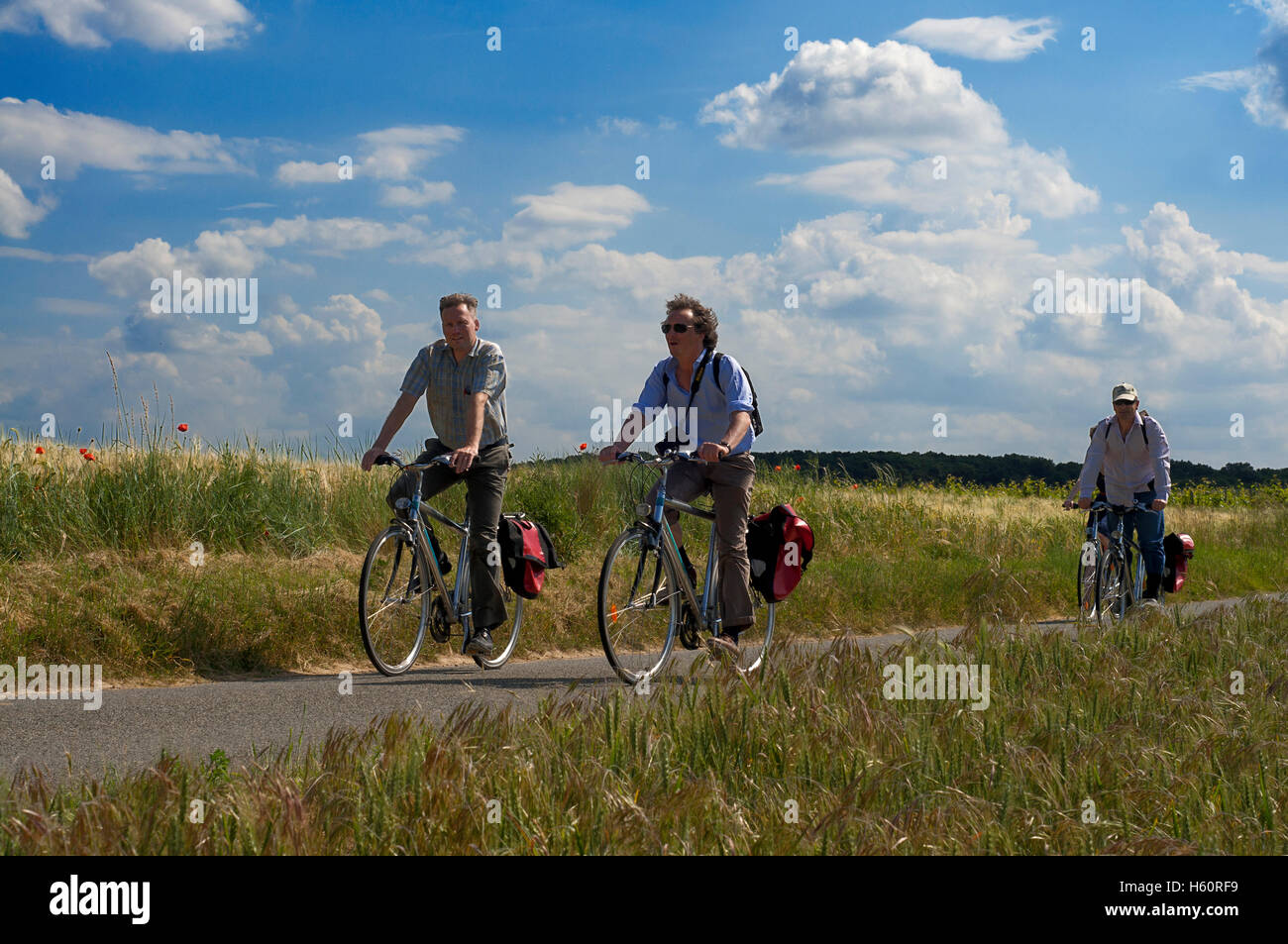 En vélo de Fontevraud à Saumur, Loire, France. Vingt kilomètres de vélo à Fontevraud et est arrivé aux portes Banque D'Images