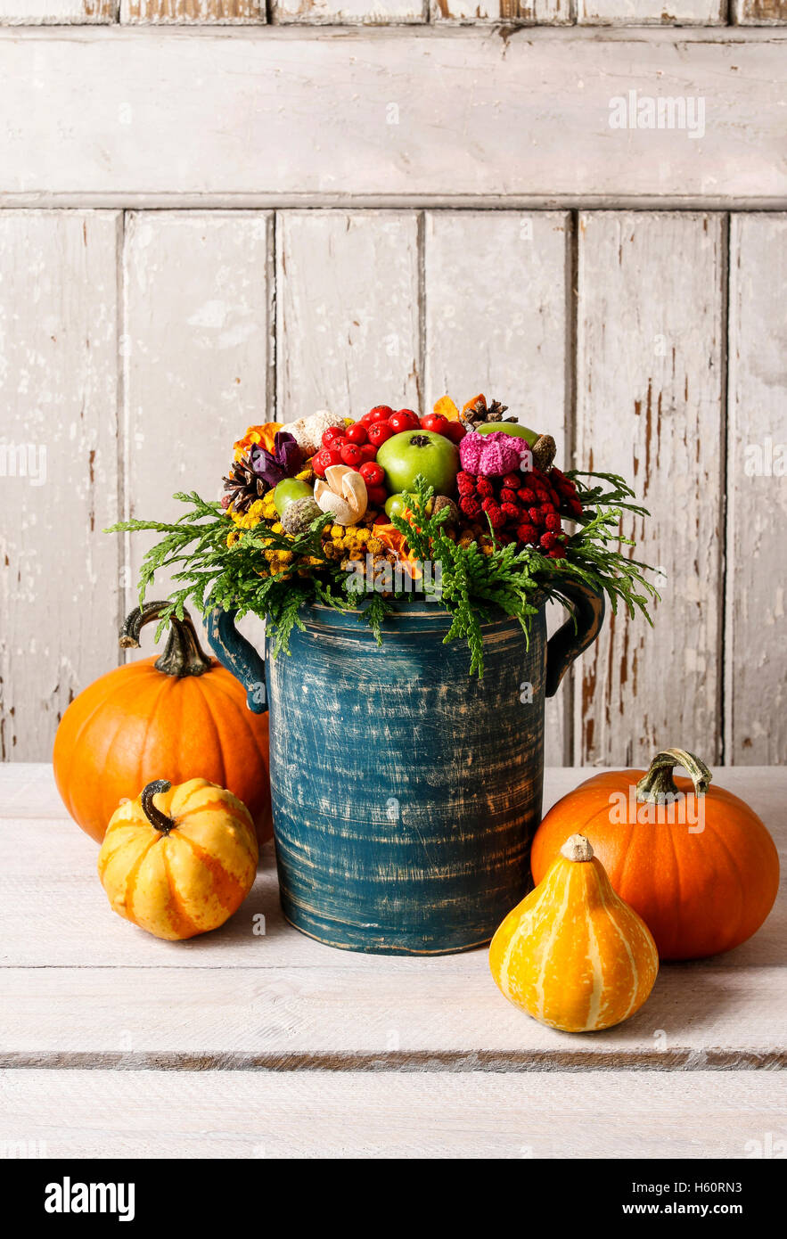 Bouquet coloré fait de l'automne fleurs et plantes Décoration d'automne Banque D'Images