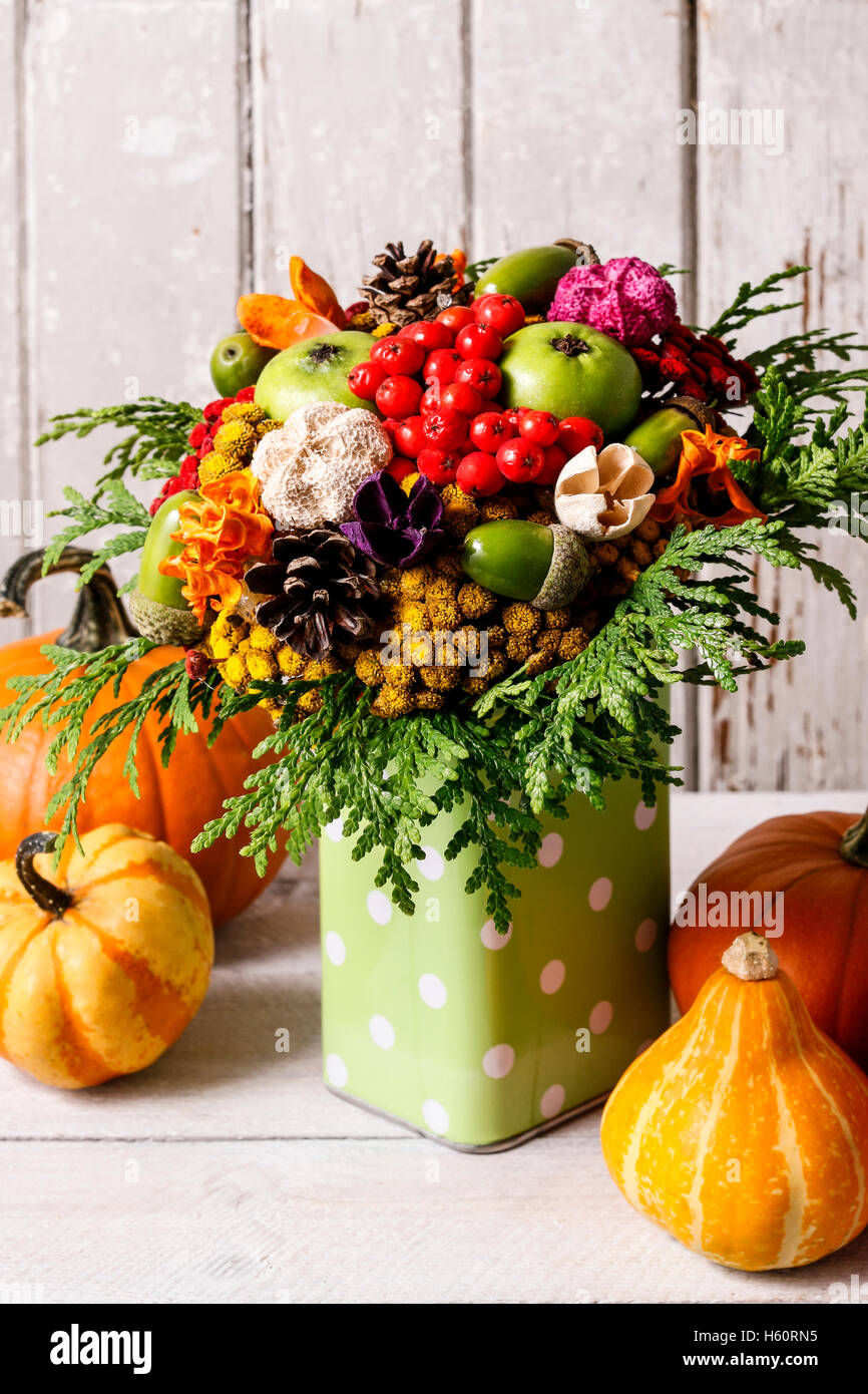Bouquet coloré fait de l'automne fleurs et plantes Décoration d'automne Banque D'Images