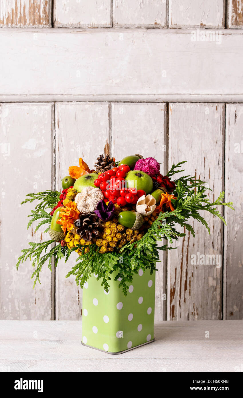 Bouquet coloré fait de l'automne fleurs et plantes Décoration d'automne Banque D'Images