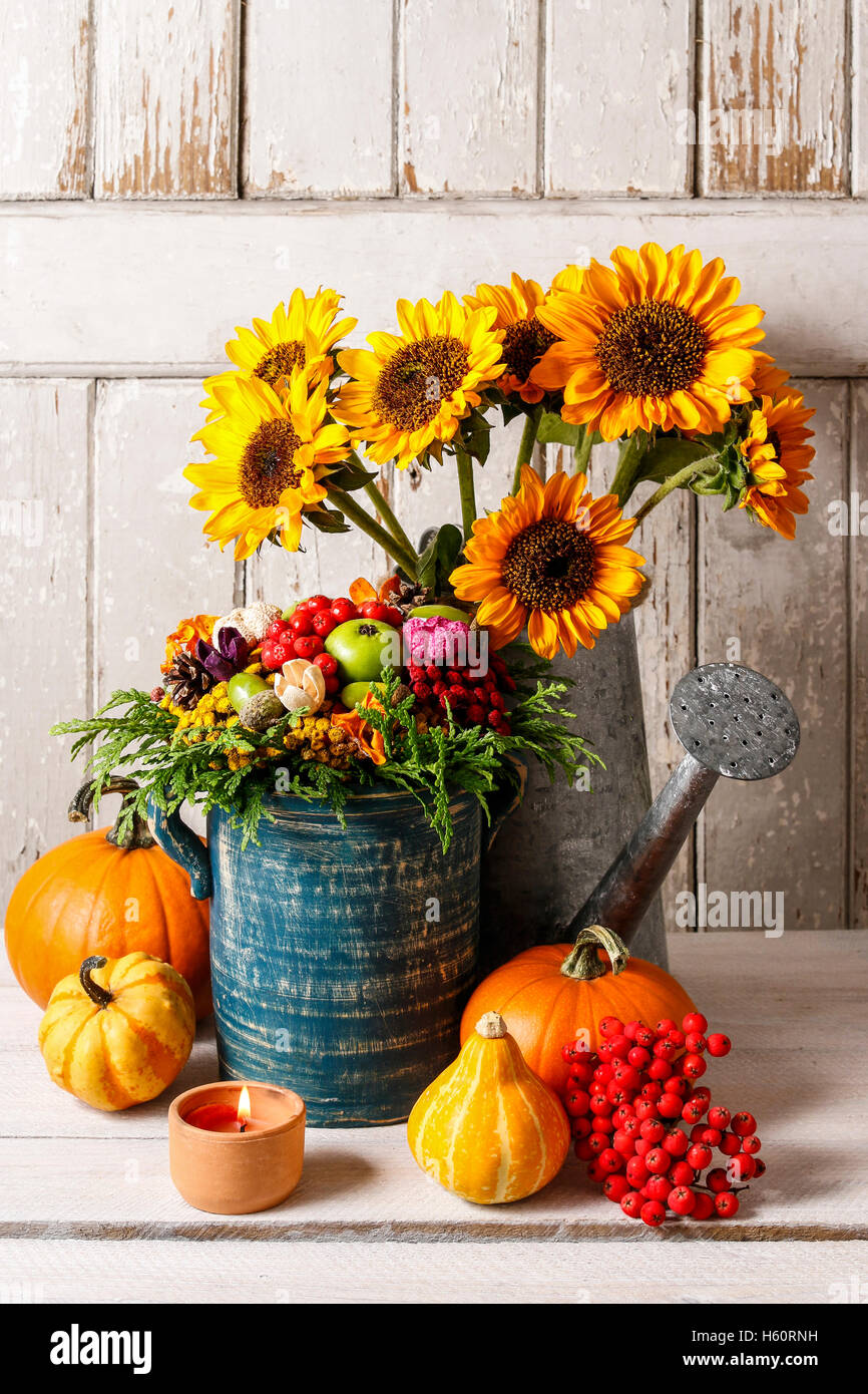Arrangement de fleurs d'automne avec des fleurs et plantes Banque D'Images