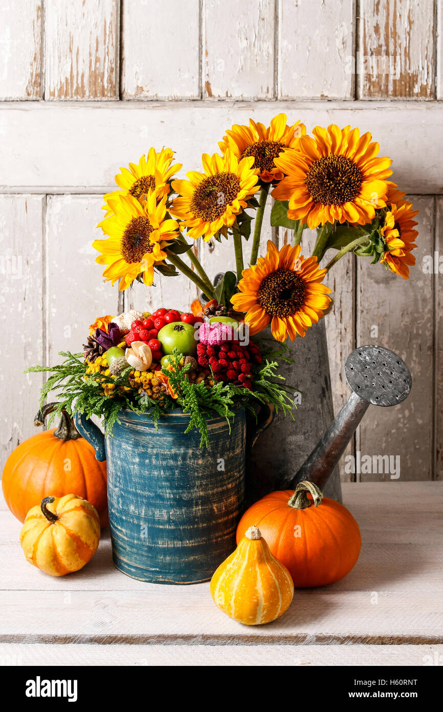 Arrangement de fleurs d'automne avec des fleurs et plantes Banque D'Images