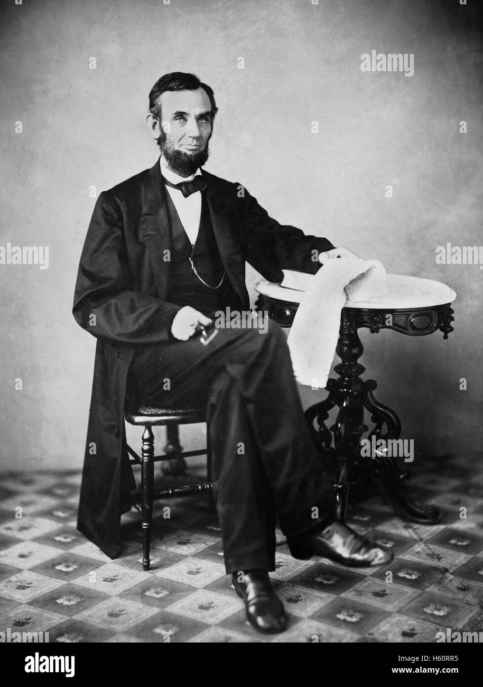 Le président américain Abraham Lincoln, Portrait, assis à côté de Table, Washington DC, USA, par Alexander Gardner, Août 1863 Banque D'Images