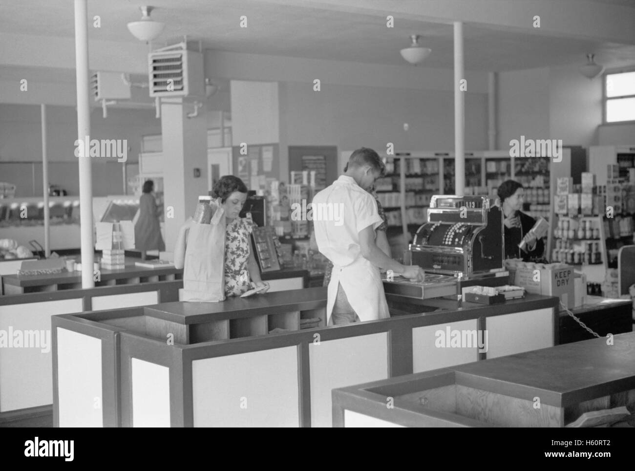 La caisse et les clients dans le marché coopératif, Greenhills, Ohio, USA, John Vachon pour la Farm Security Administration, Octobre 1938 Banque D'Images