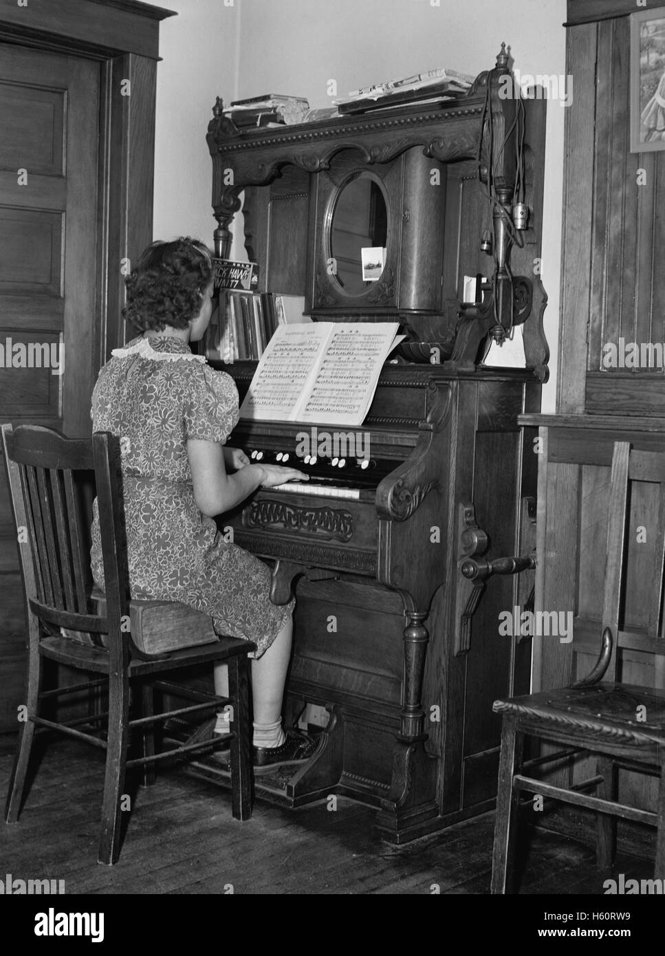 Fille de ferme à l'Orgue, comté de McIntosh, Dakota du Nord, USA, John Vachon pour la Farm Security Administration, Novembre 1940 Banque D'Images