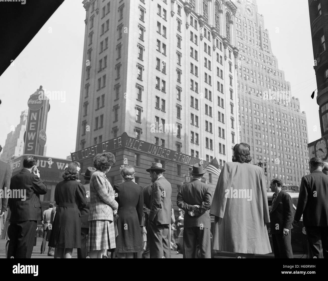 Foule à Times Square le jour J, Low Angle View, New York City, New York, USA, Howard R. Hollem pour Office of War Information, 6 juin 1944 Banque D'Images