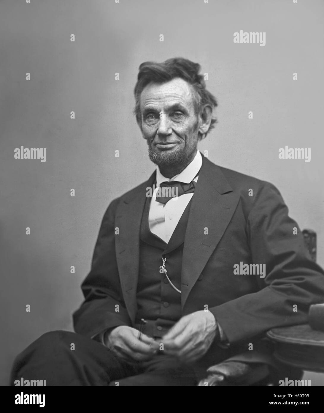 Le président américain Abraham Lincoln, Portrait, assis à côté de table de spectacles et d'un crayon, Washington DC, USA, par Alexander Gardner, Février 1865 Banque D'Images