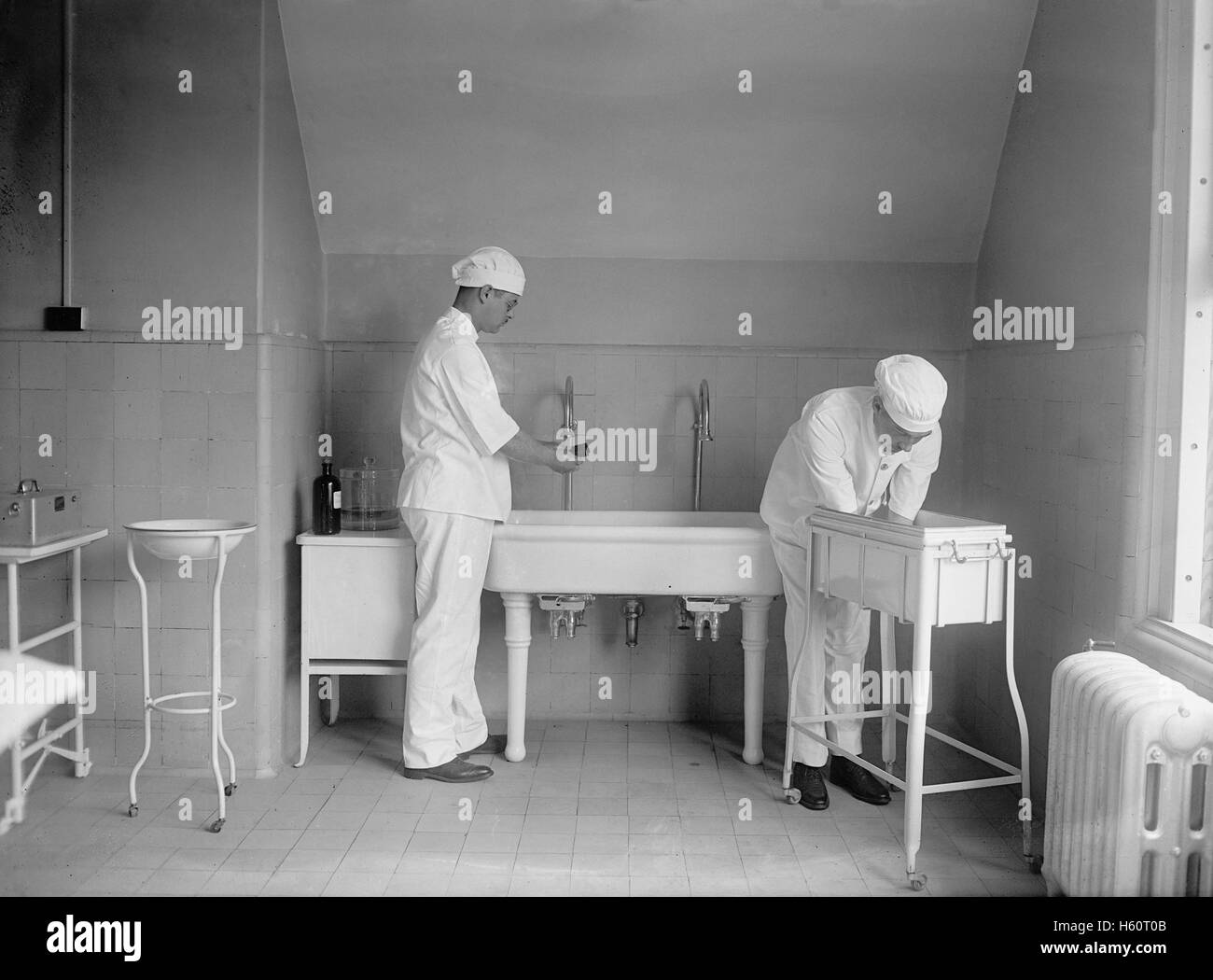 Deux Médecin frotter pour la chirurgie, USA, National Photo Company, 1922 Banque D'Images