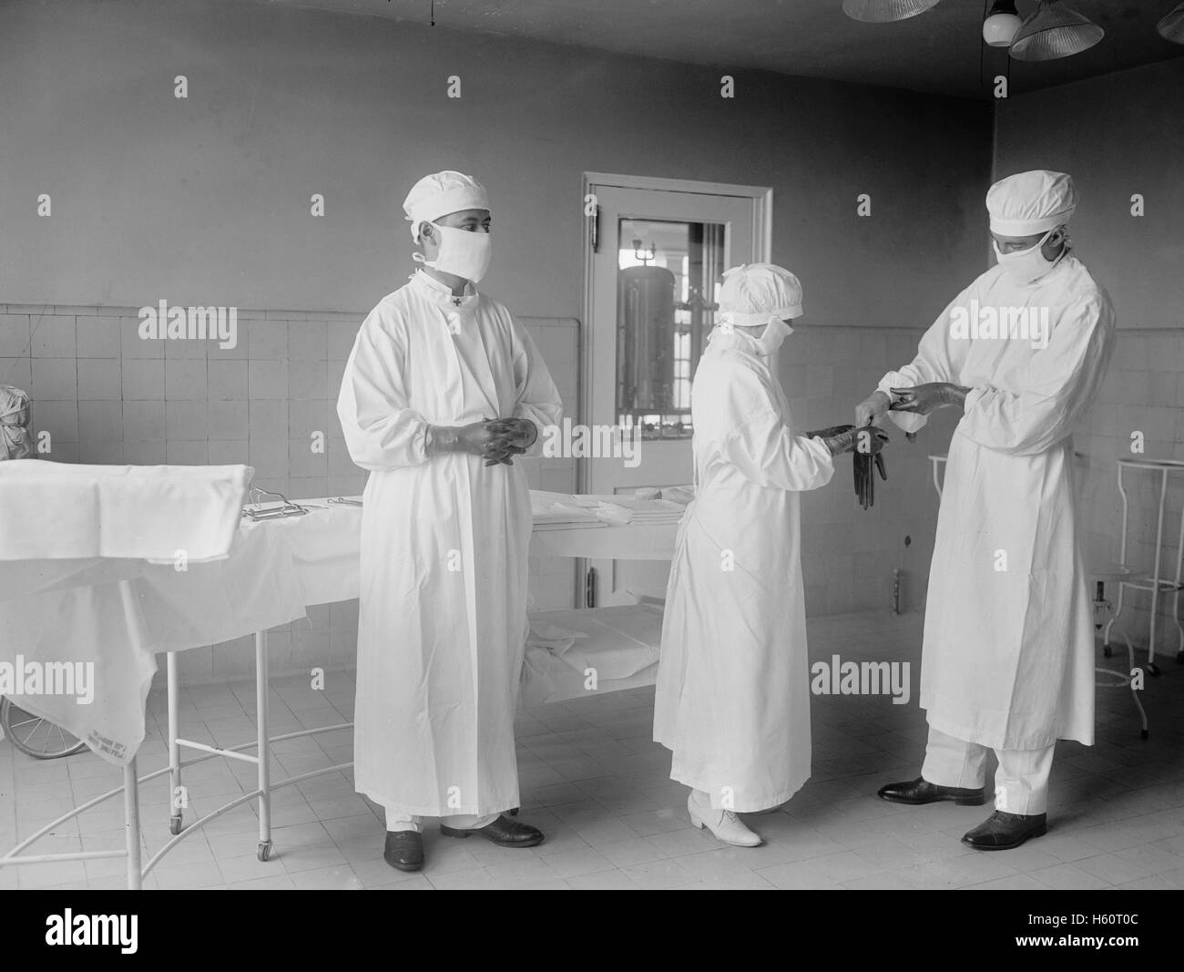 Se préparer à une chirurgie du médecin, USA, National Photo Company, 1922 Banque D'Images