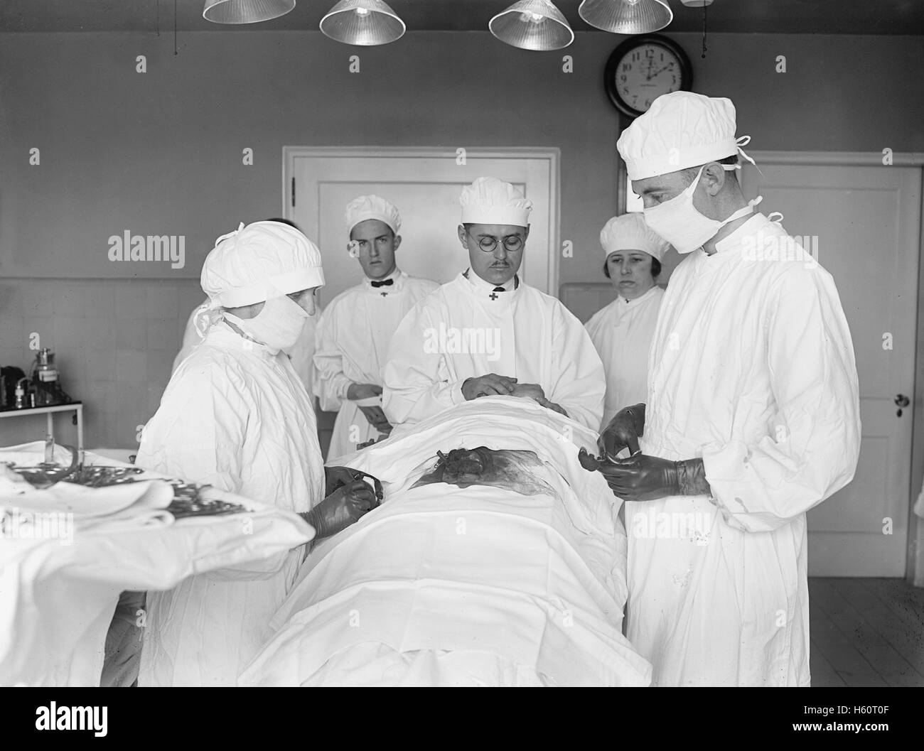 L'opération effectuée sur le patient, National Photo Company, 1922 Banque D'Images