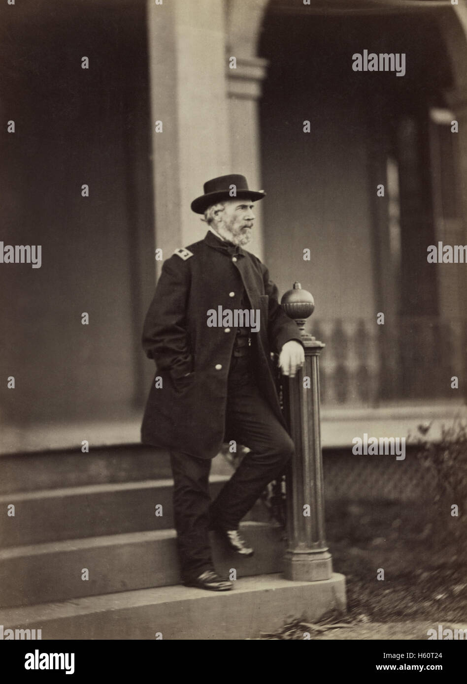 Le major général de l'Armée de l'Union Edwin Vose Sumner, Portrait en pied, debout sur les marches, guerre civile américaine, 1861 Banque D'Images