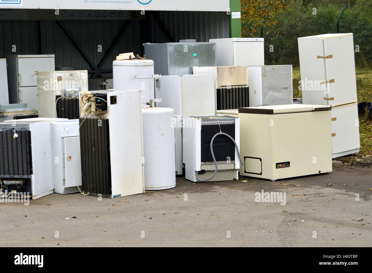 Vieille Femme electroménager utilisateur à se rassembler dans un bureau de tri. Banque D'Images