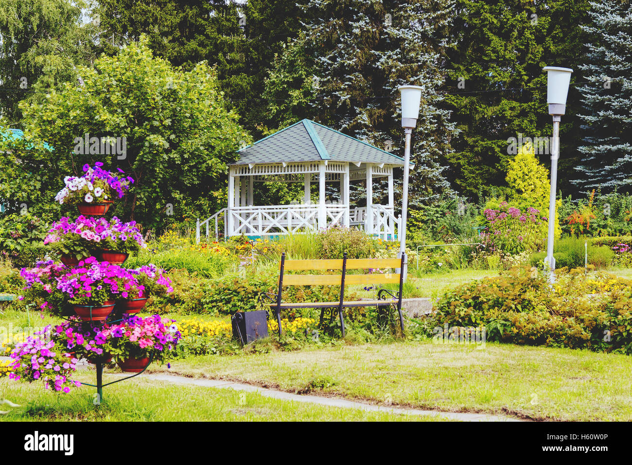 Maison d'été dans le jardin Banque D'Images