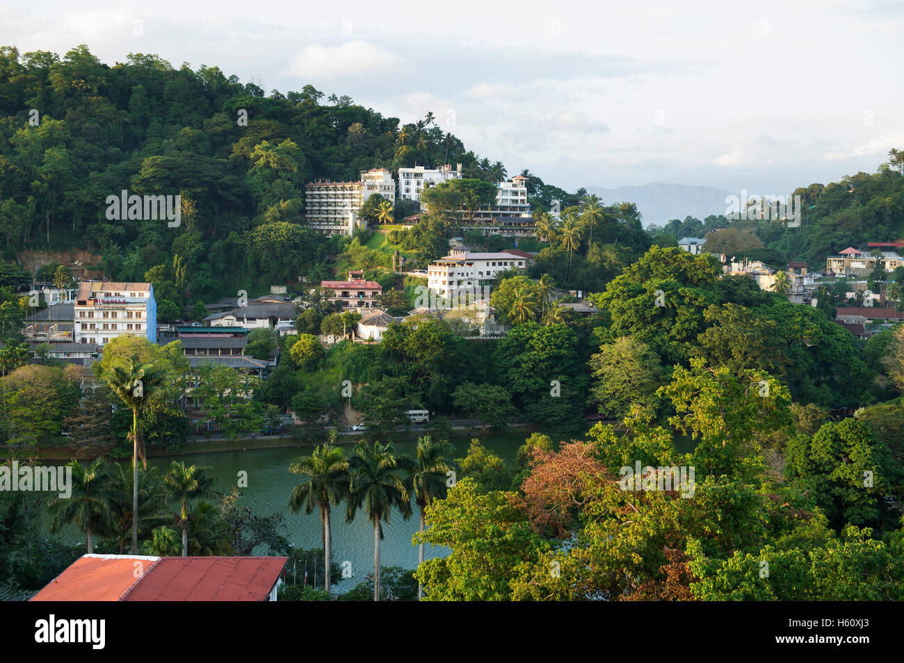 Vue sur la ville et le lac de Kandy, Kandy, Sri Lanka Banque D'Images