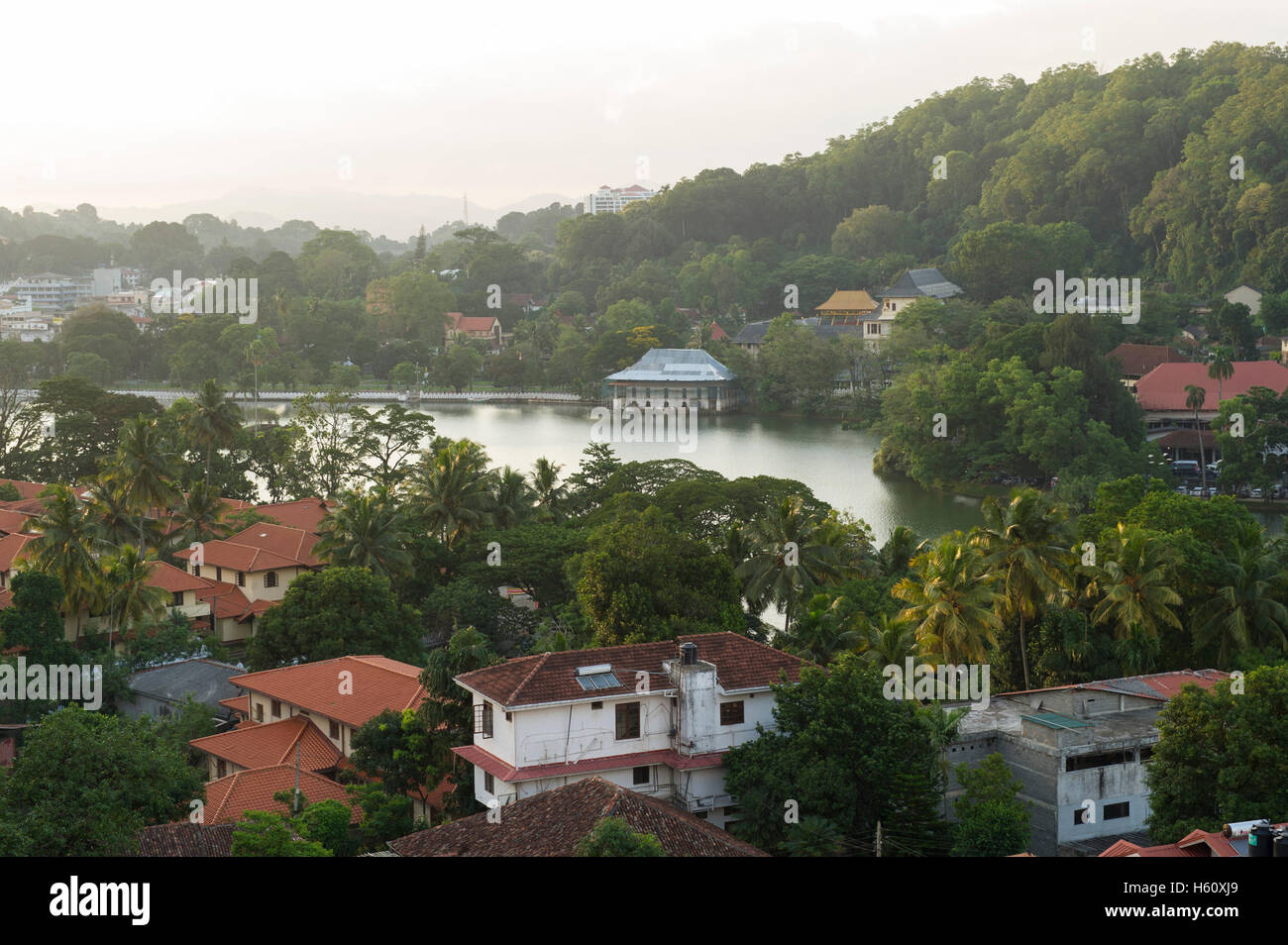 Vue sur le Temple de la Dent à Kandy Lake, Kandy, Sri Lanka Banque D'Images