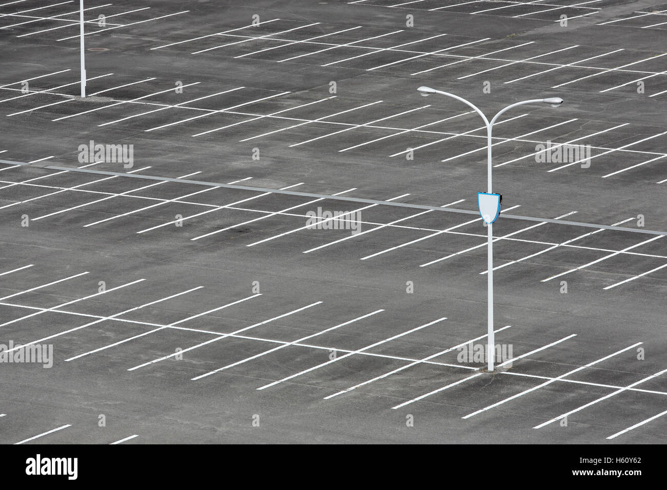 Parking vacant lot avec une marque blanche et lampadaires Banque D'Images