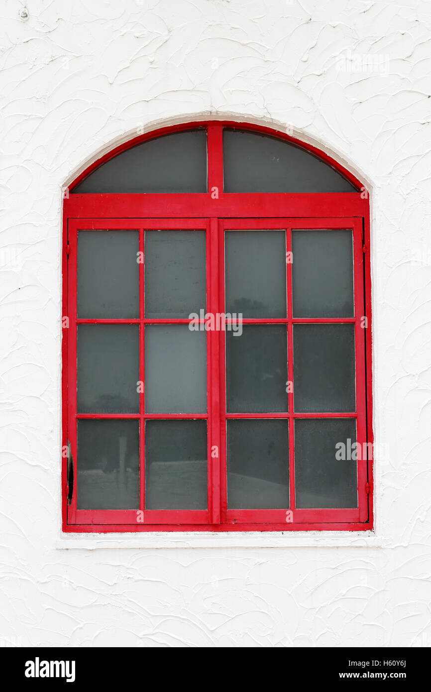 Verre classique fenêtre rouge sur le mur blanc Banque D'Images