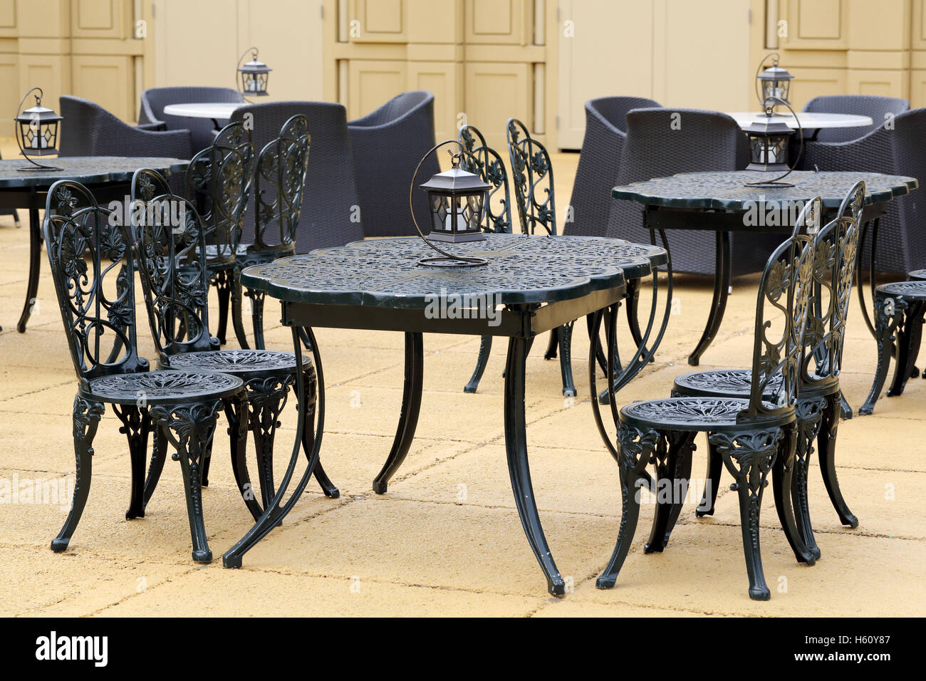 Chaises et table avec vieille lanterne, restaurant en plein air Banque D'Images