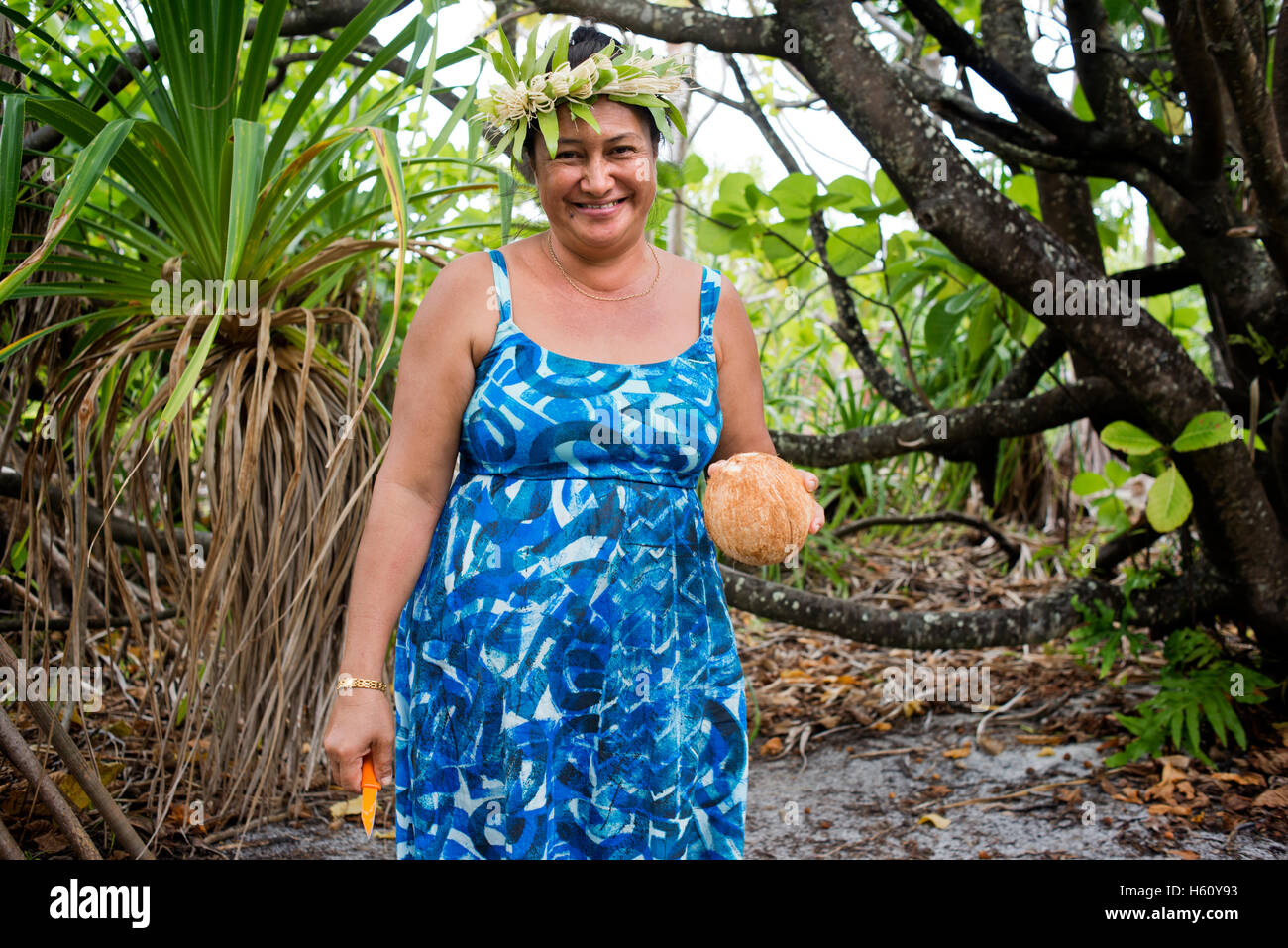 Aitutaki. L'île de Cook. Polynésie française. Océan Pacifique Sud. Dans un restaurant de plage de fortune plaisirs sont préparés avec coconut fl Banque D'Images