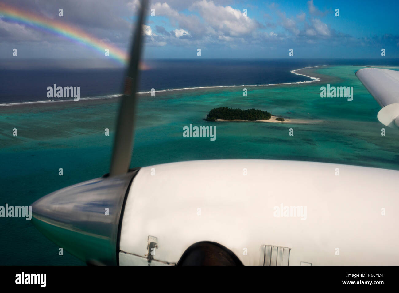 Aitutaki. L'île de Cook. Polynésie française. Océan Pacifique Sud. Un avion survole les îles entre l'île d'Aitutaki et Atiu Islan Banque D'Images