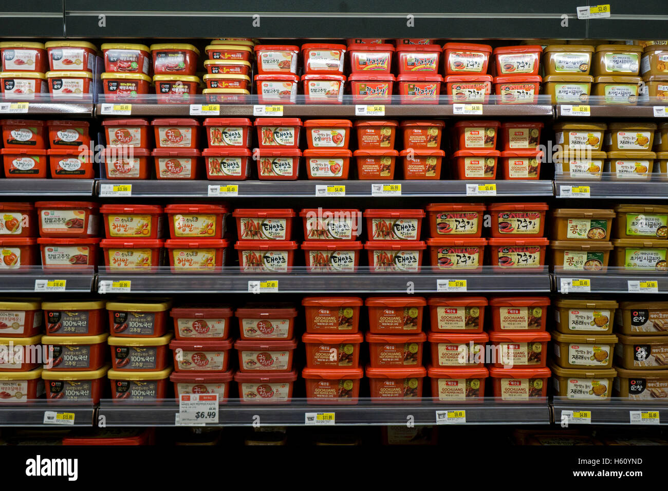 Pâtes de piment en vente chez H Mart, un grand supermarché spécialité ...