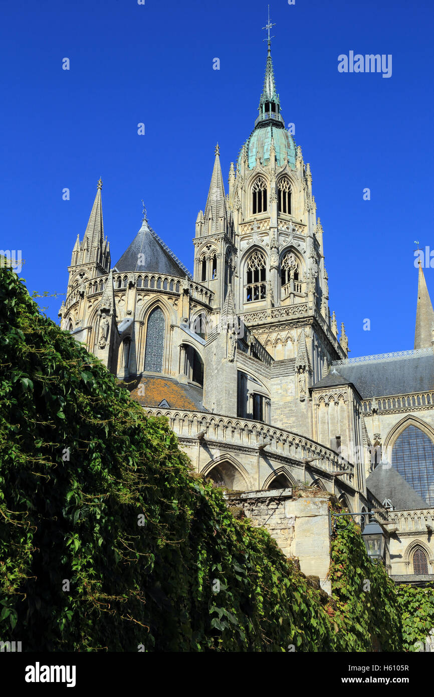 La cathedrale de bayeux à partir de la rue de nesmond, Bayeux, calvados, Basse Normandie, France - construit dans le style architectural roman-norman Banque D'Images