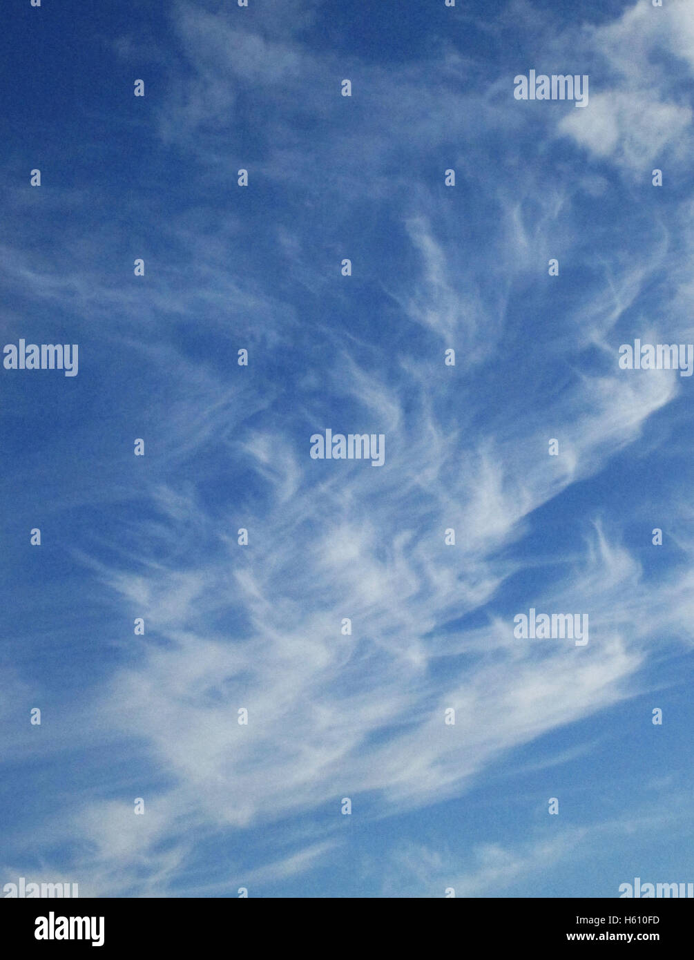 La queue "sont" (Cirrus uncinus) les nuages. Banque D'Images