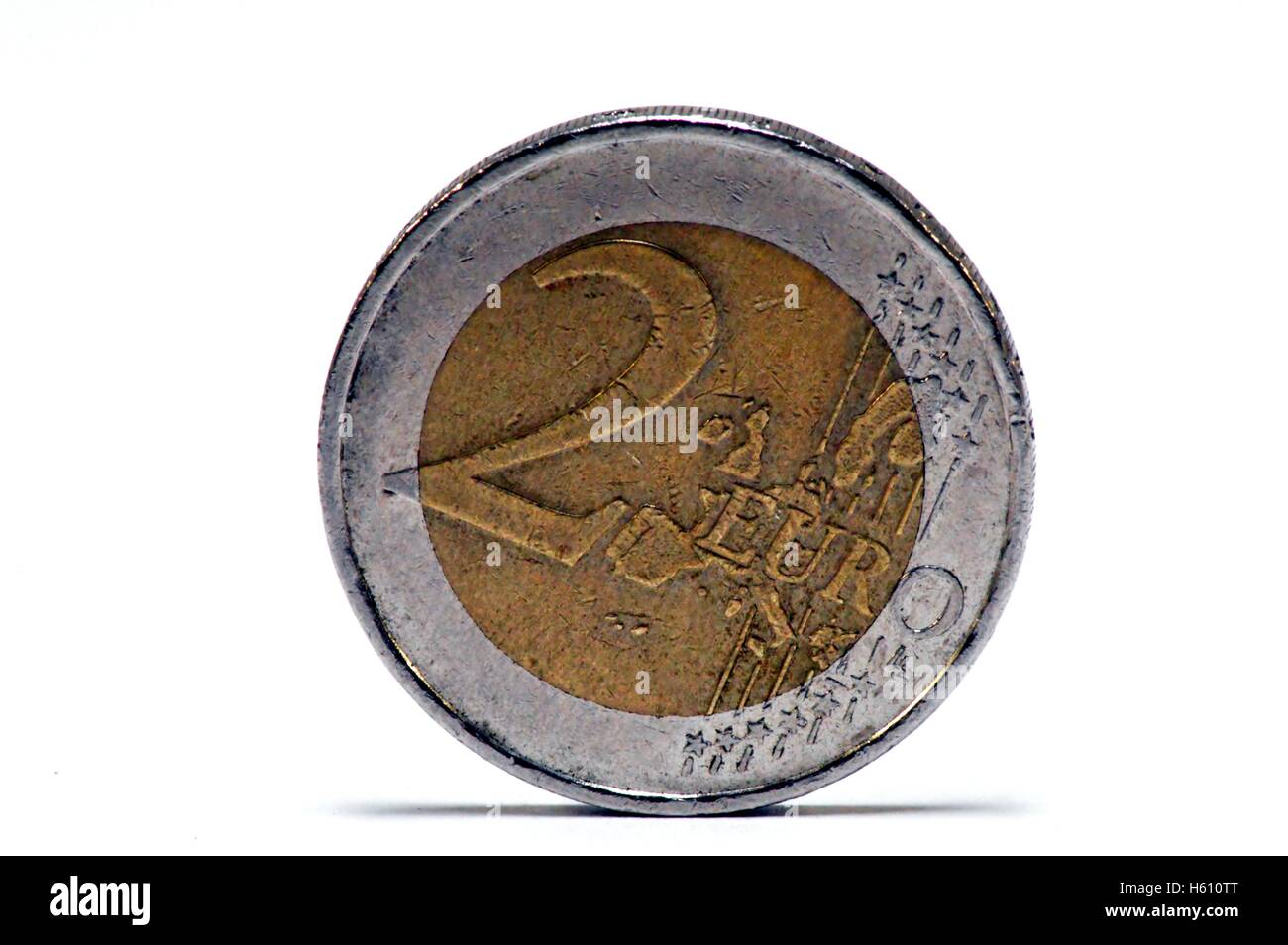 Pièce de 2 euros de l'euro mis sur le flan avec un fond blanc. Banque D'Images