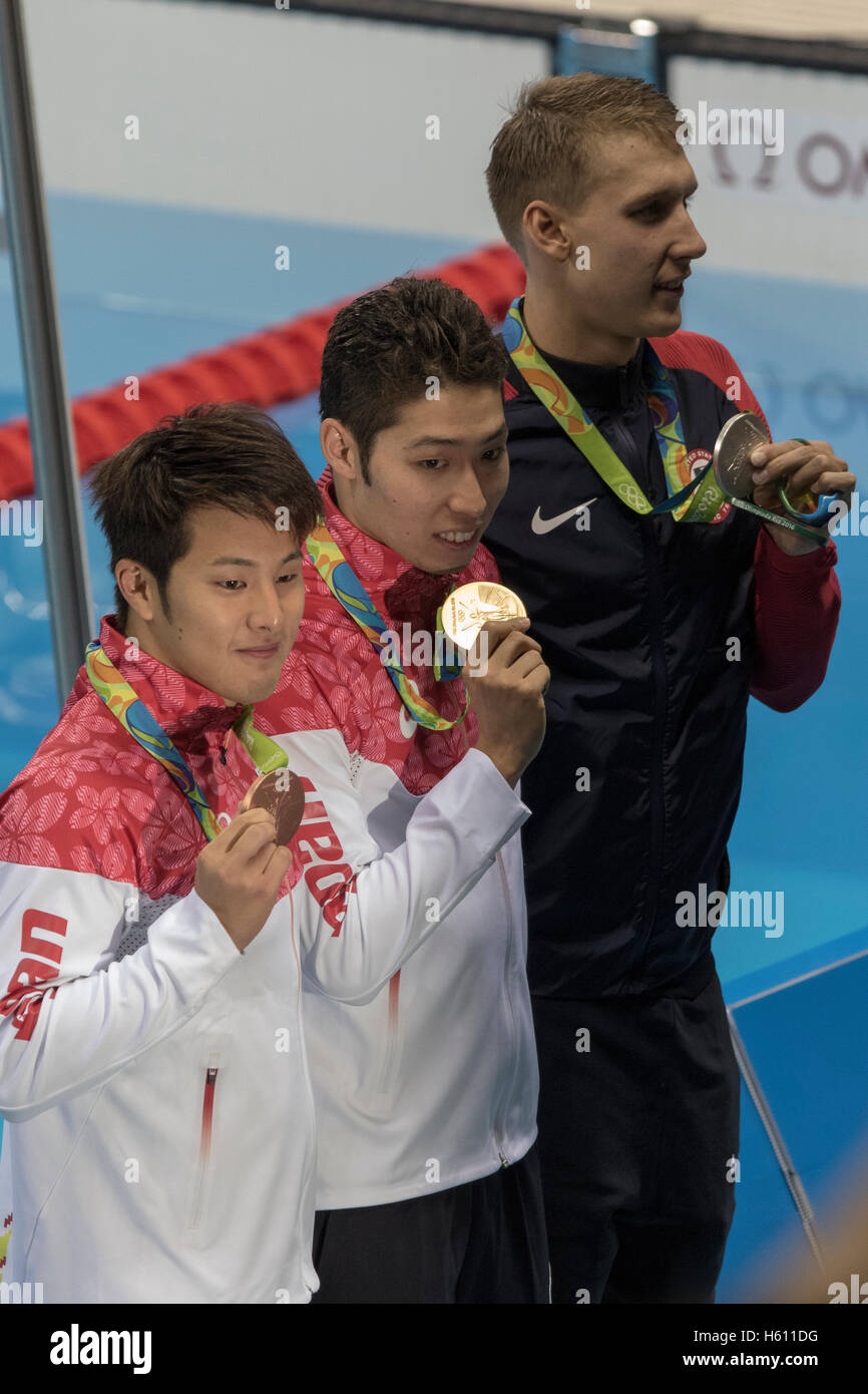 Rio de Janeiro, Brésil. 6 août 2016. Kosuke Hagino (JPN) -C-remporte la médaille d'or dans l'épreuve du 400m quatre nages individuel avec Chase Kalisz (USA) -L'argent et Seto Daiya (JPN) la médaille de bronze aux Jeux Olympiques d'été 2016. ©PAUL J. Sutton/PCN la photographie. Banque D'Images