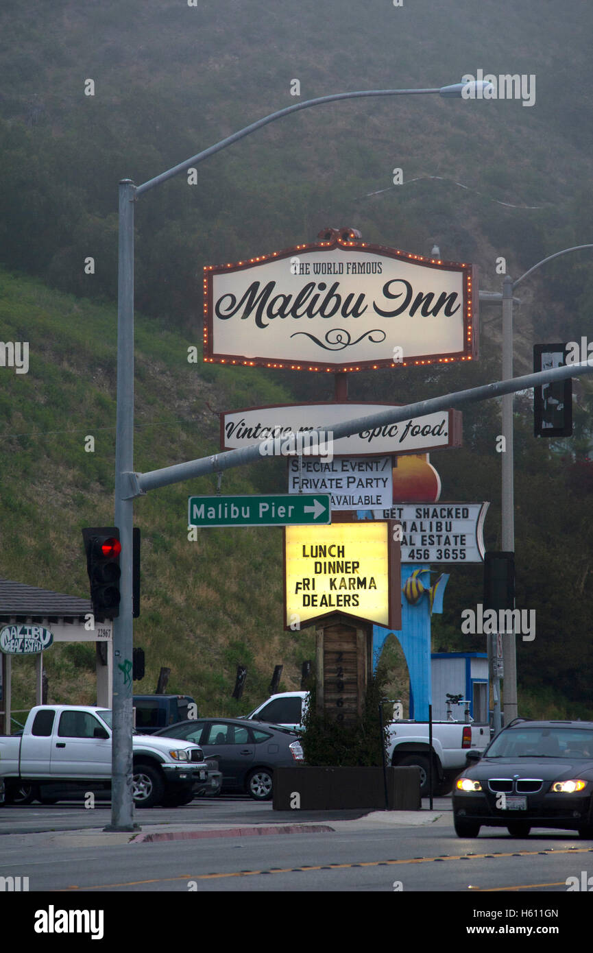 Malibu Inn signe sur la Pacific Coast Highway Banque D'Images