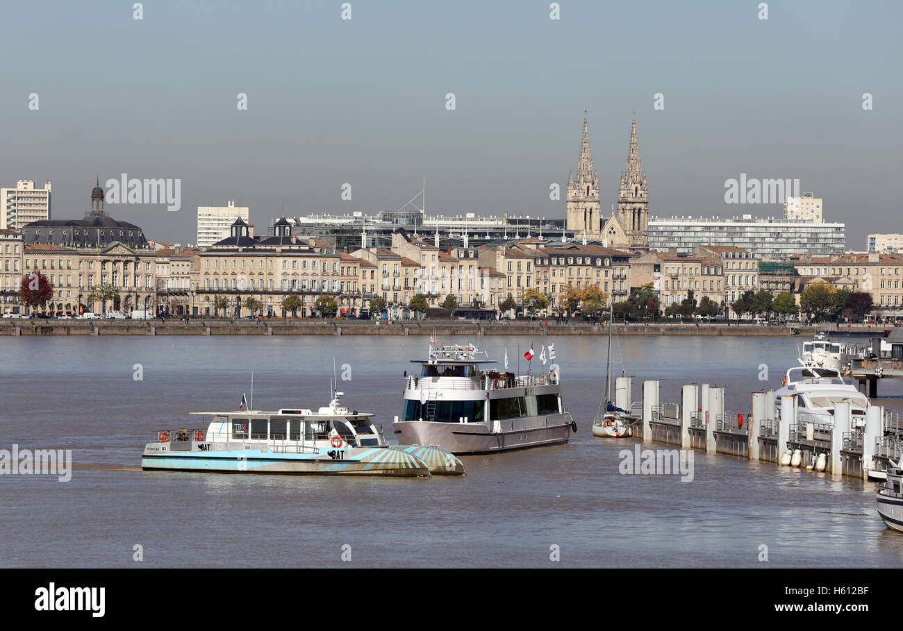 Garonne bateau panoramique banques ferry Banque D'Images