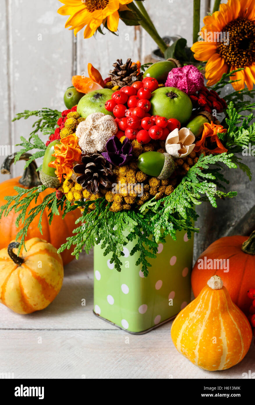 Bouquet coloré fait de l'automne fleurs et plantes. Décor parti Banque D'Images