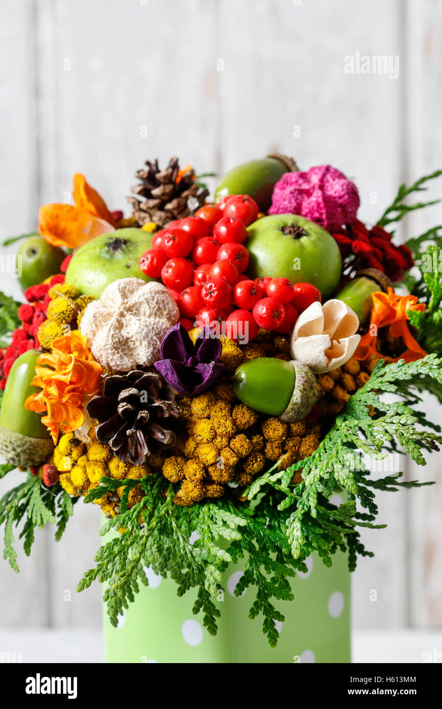 Bouquet coloré fait de l'automne fleurs et plantes. Décor parti Banque D'Images