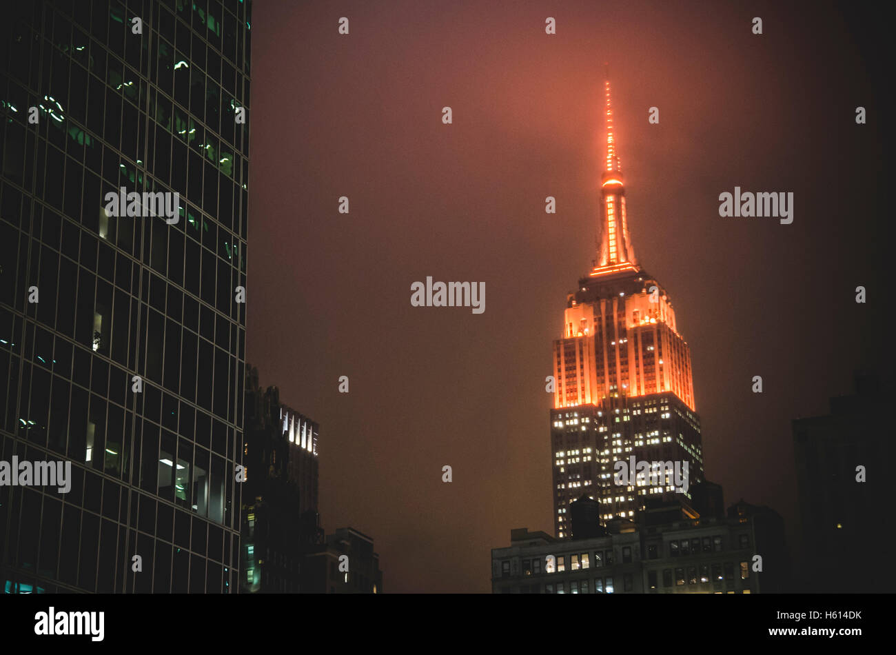 L'Empire State Building illuminé sur Misty Night, New York City, New York, USA Banque D'Images