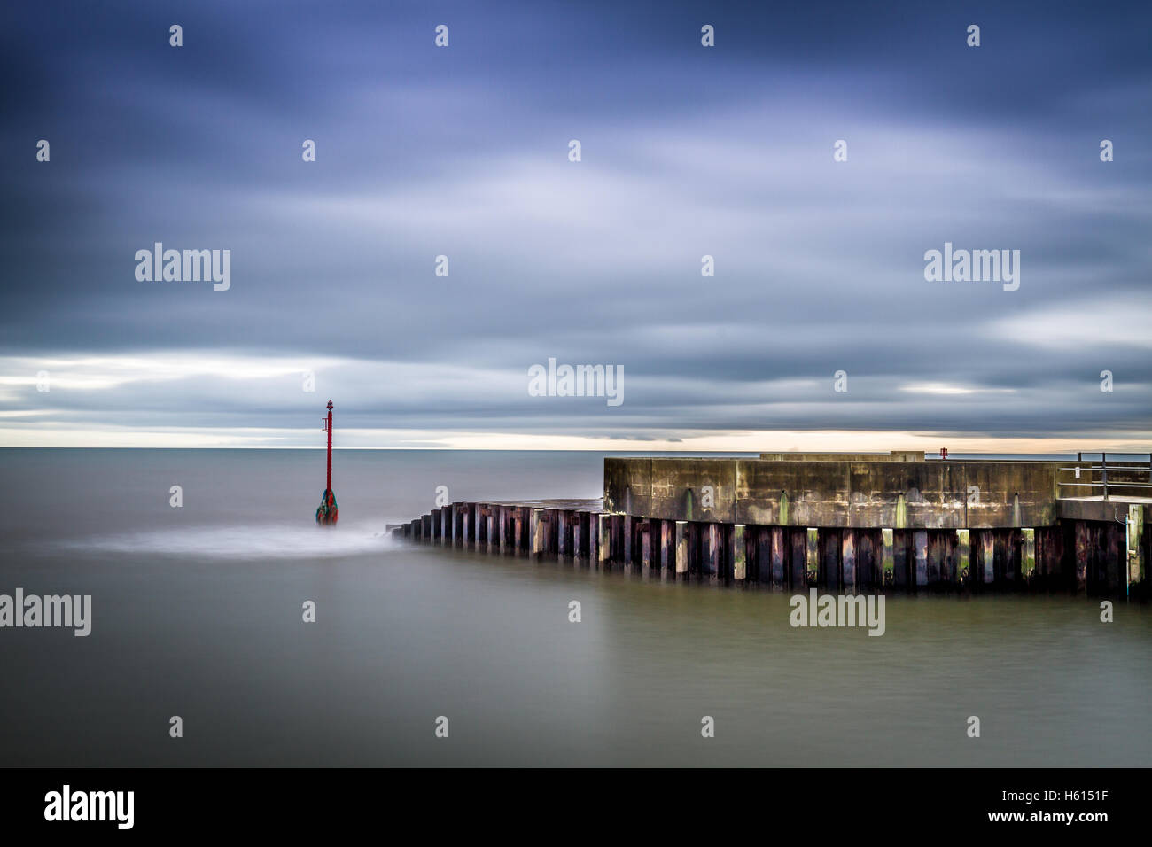 Quay West Bay avec le marqueur en mer pour bateaux Banque D'Images