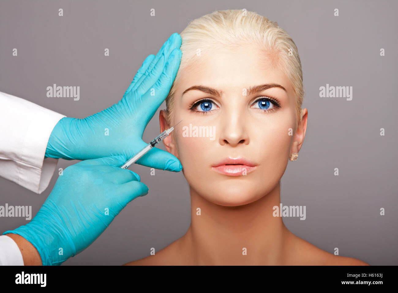 Beau visage de jeune femme pour l'esthétique du visage anti-rides concept d'injection de Restylane Botox cosmétique plastique par Banque D'Images